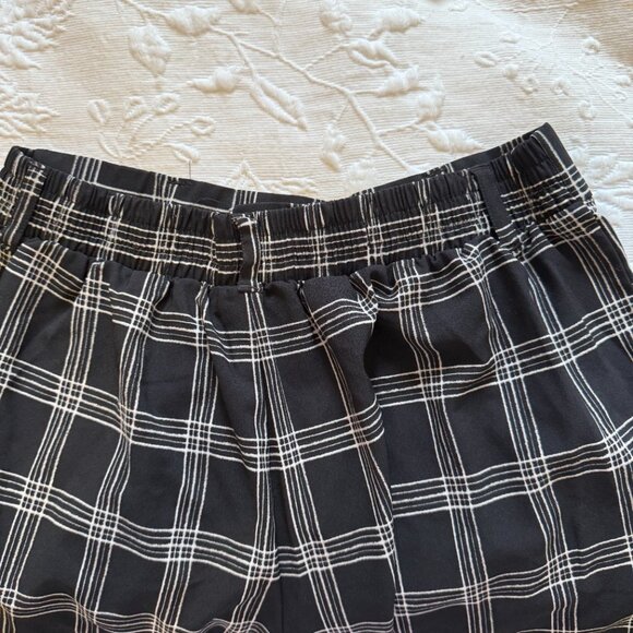 Torrid - 0  Pull On Pixie Wide Leg Studio Luxe Ponte Pant in Plaid Charcoal - Picture 5 of 5